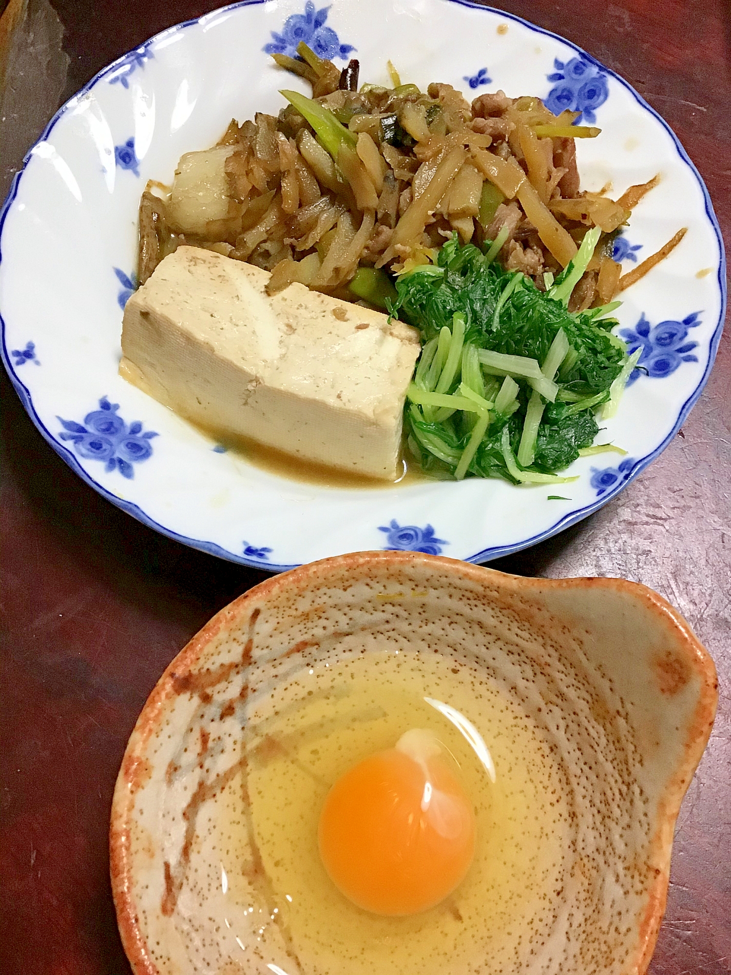 菊芋とネギの牛のしぐれ煮風豆腐、水菜と生卵付き。