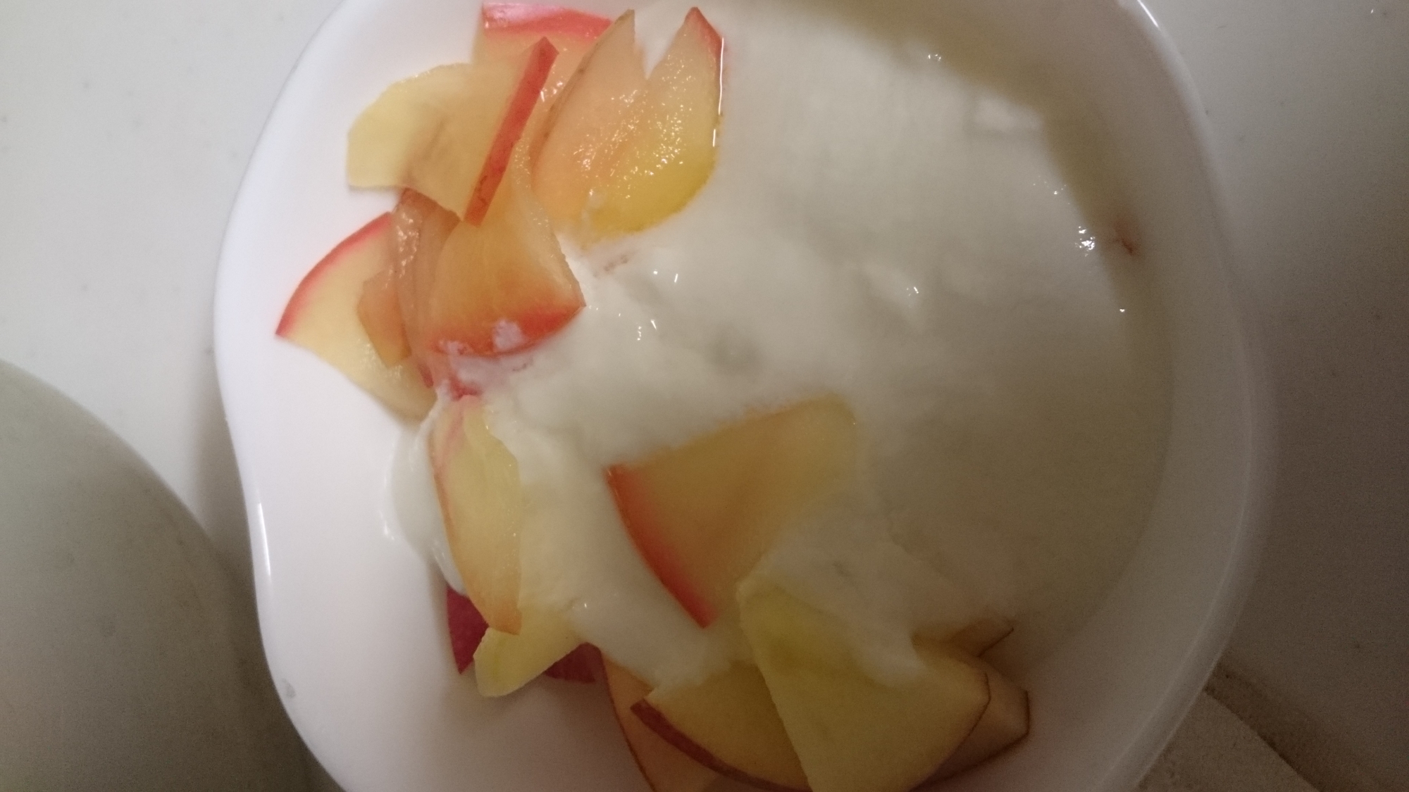 生りんごと冷凍りんごのヨーグルトりんごジャム添え