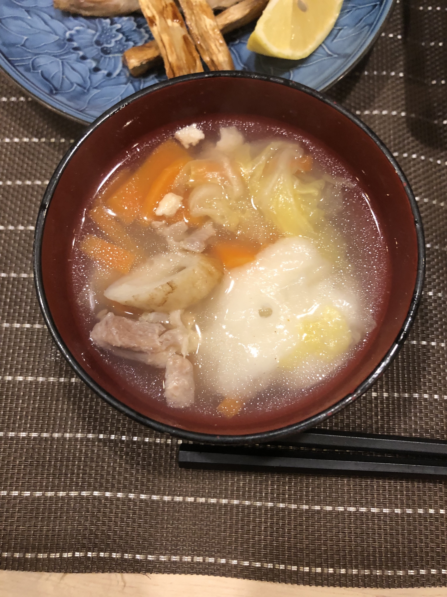 鍋で作る白菜たっぷりのお雑煮