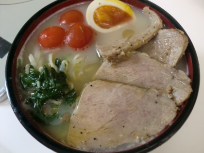 プチトマトとニラとキャベツのとんこつラーメン