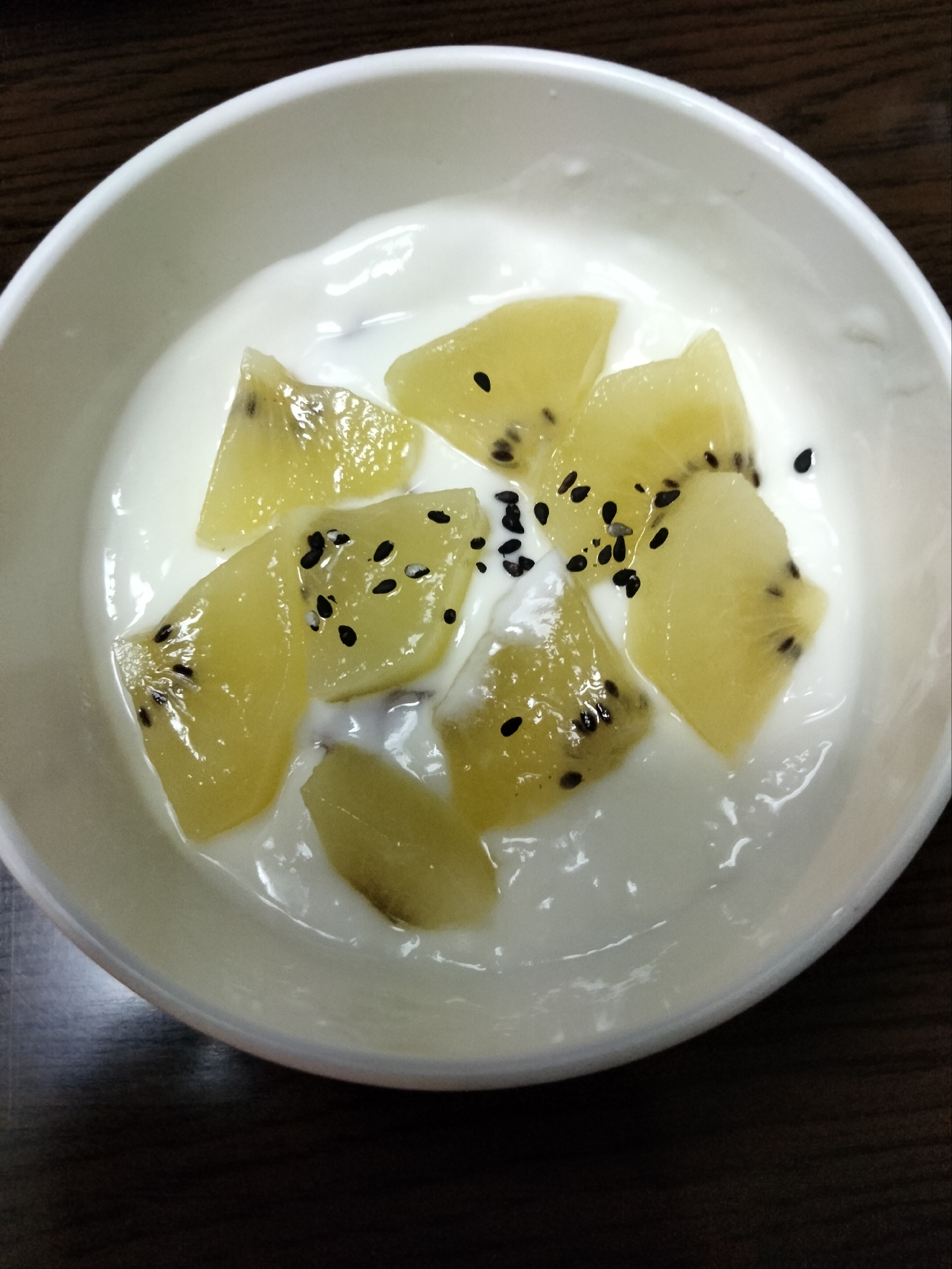 今日のヨーグルト♡蒟蒻ゼリー混ぜてキウイのせて