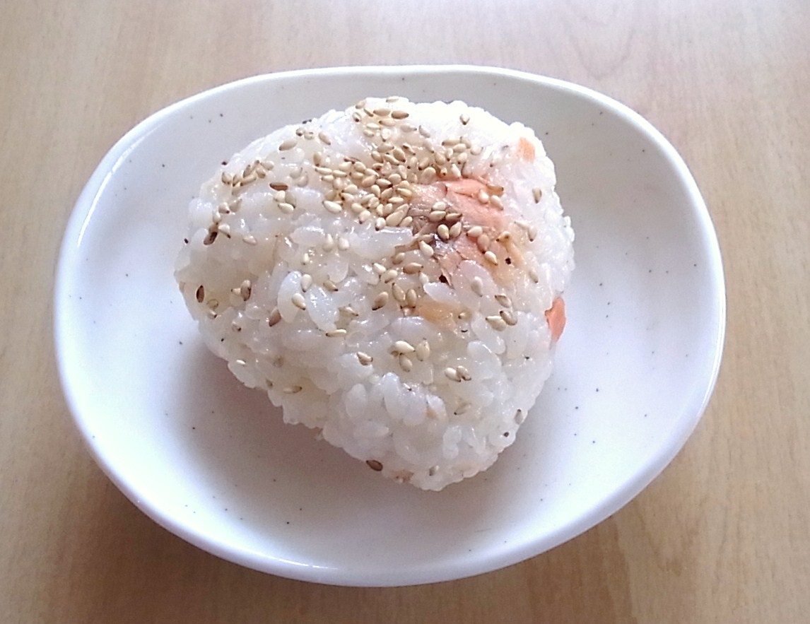 北海道　鮭のガーリックチーズ味おにぎり