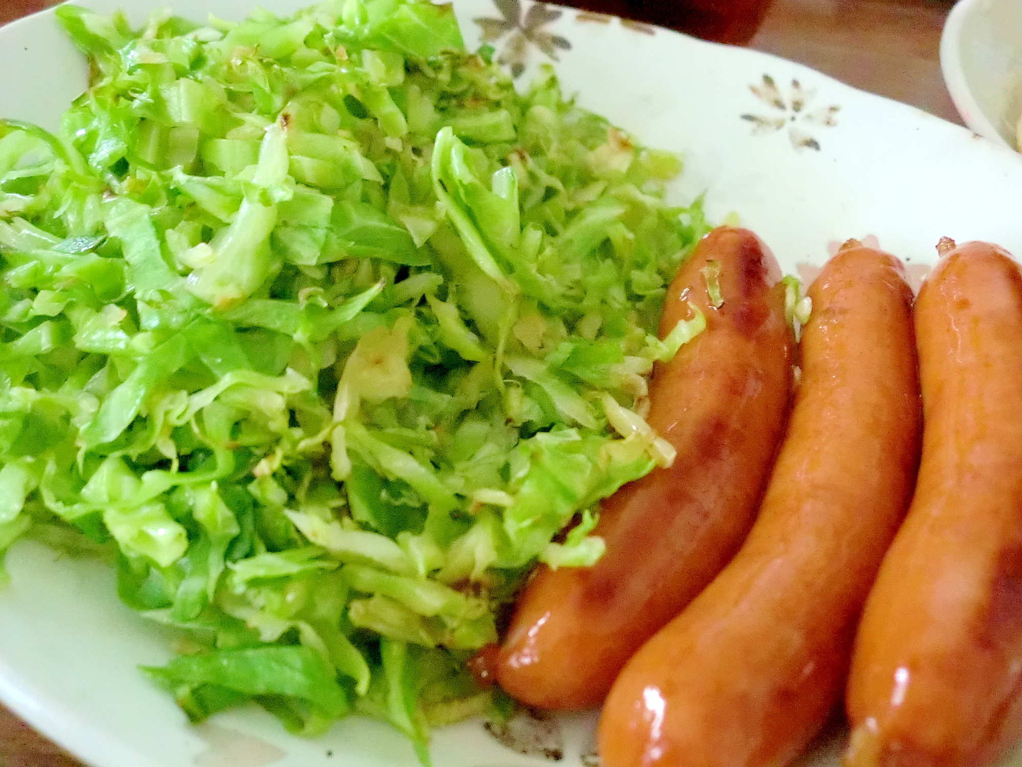 昼食に♪ウィンナーとキャベツのごま油炒め♪