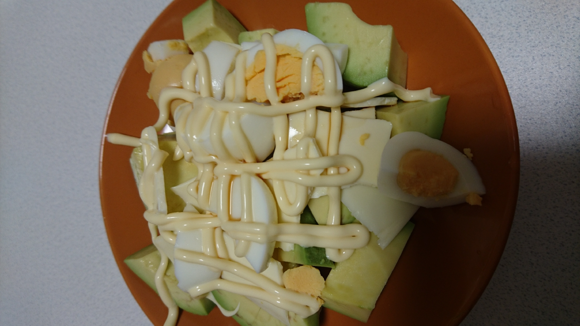 アボカドと卵のチーズサラダ