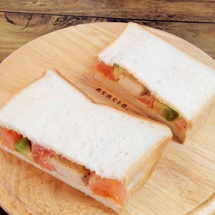 照り焼き厚揚げ入り♡アボカドとトマトのサンドイッチ