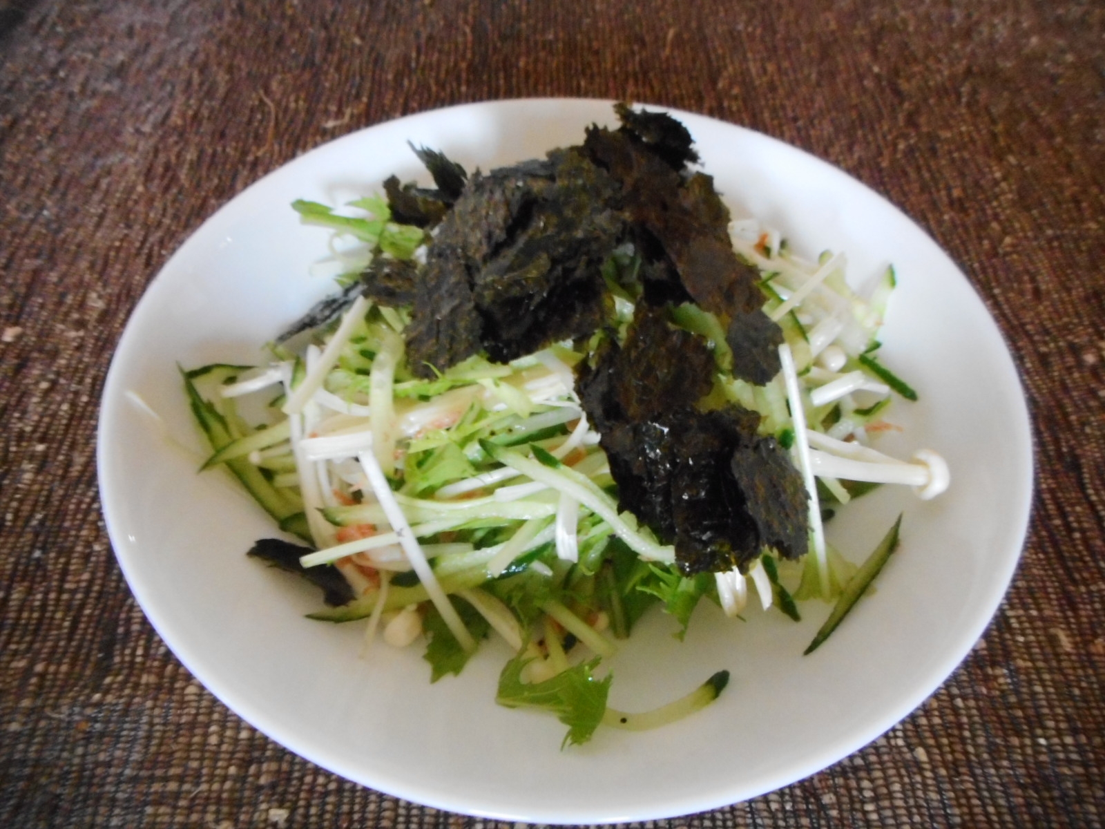 水菜とエノキとキュウリのアミエビサラダ