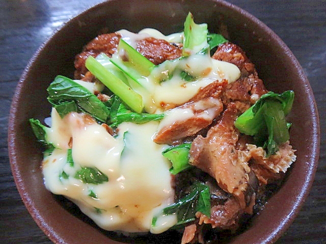 さんまのかば焼きの小松菜チーズ丼