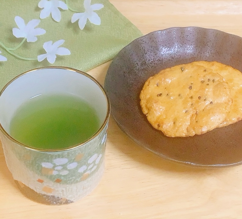 幸せ和風おやつ♪お煎餅と緑茶✧˖°
