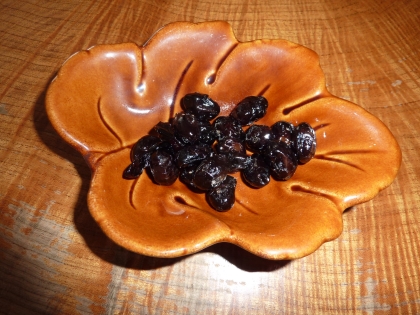 黒豆茶の出がらしの豆で作りました。素朴な甘さでおいしいですね。ごちそうさまでした。