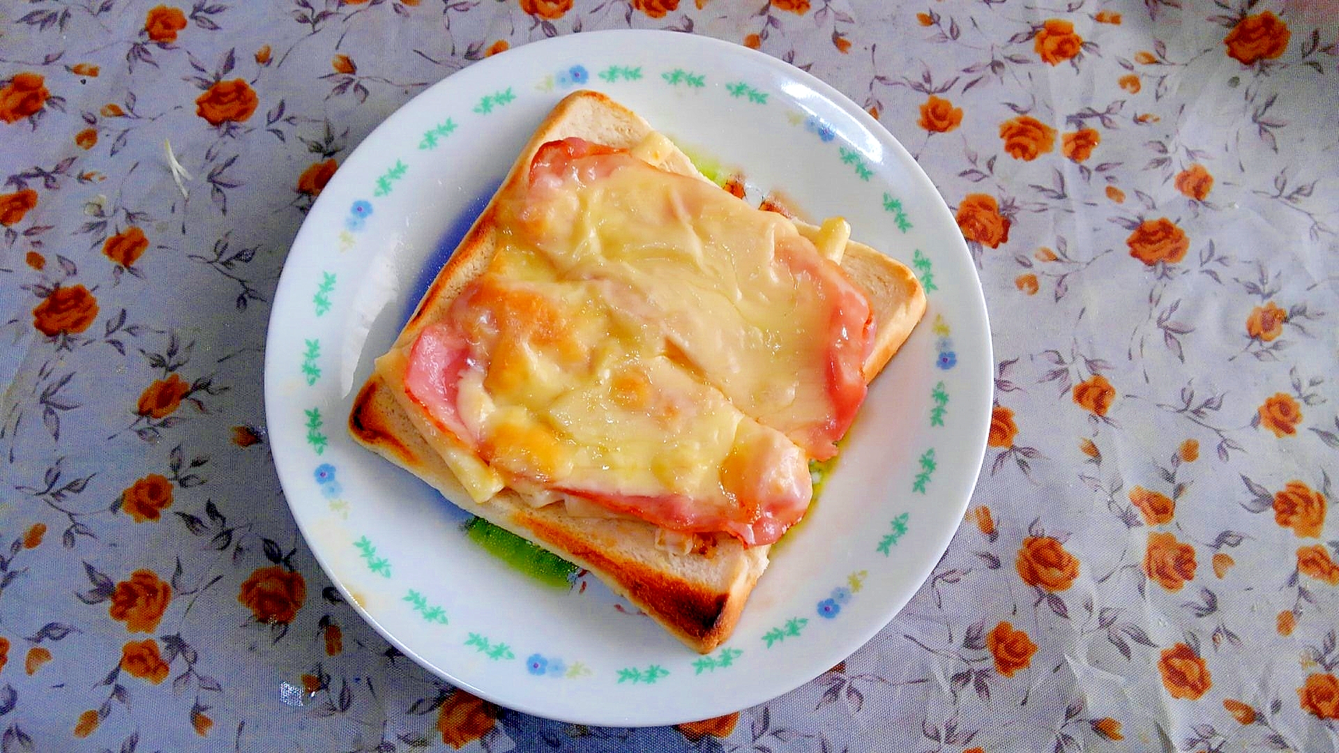 マカロニ＆ベーコンチーズのトースト