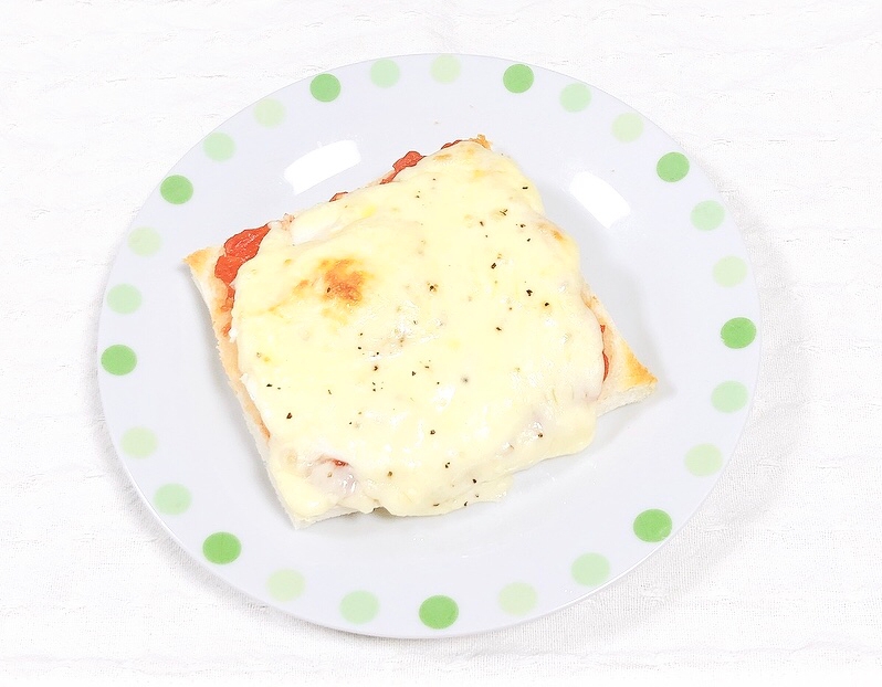 簡単⭐目玉焼きとトマトソースとチーズのせトースト