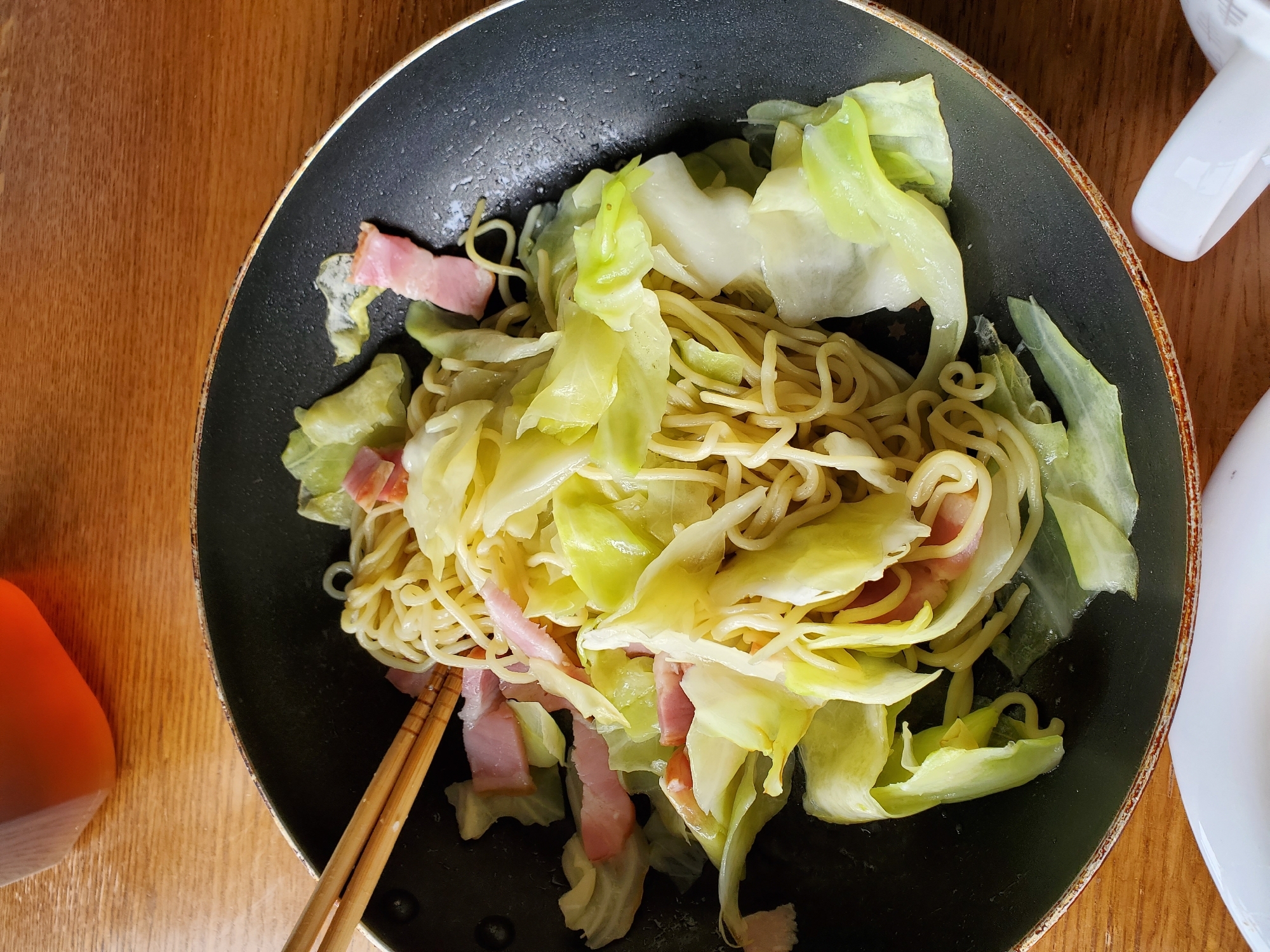 ベーコンとキャベツのニンニク白だし焼きそば