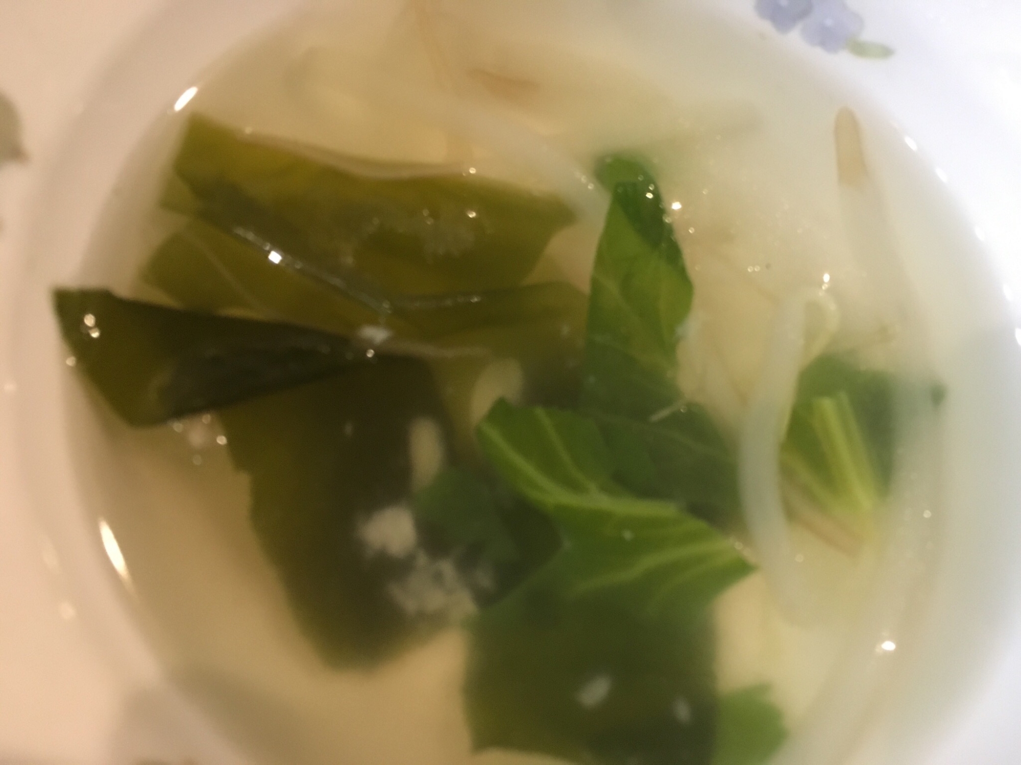 もやしとわかめとセロリの葉のスープ