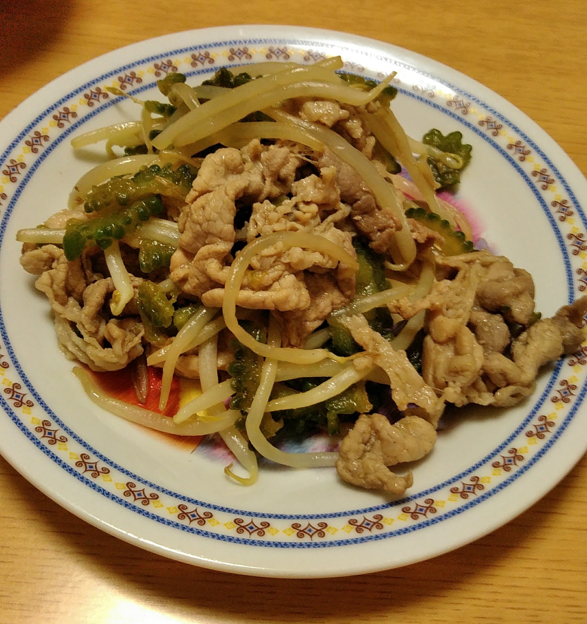 ゴーヤと豚肉ともやしの炒めもの