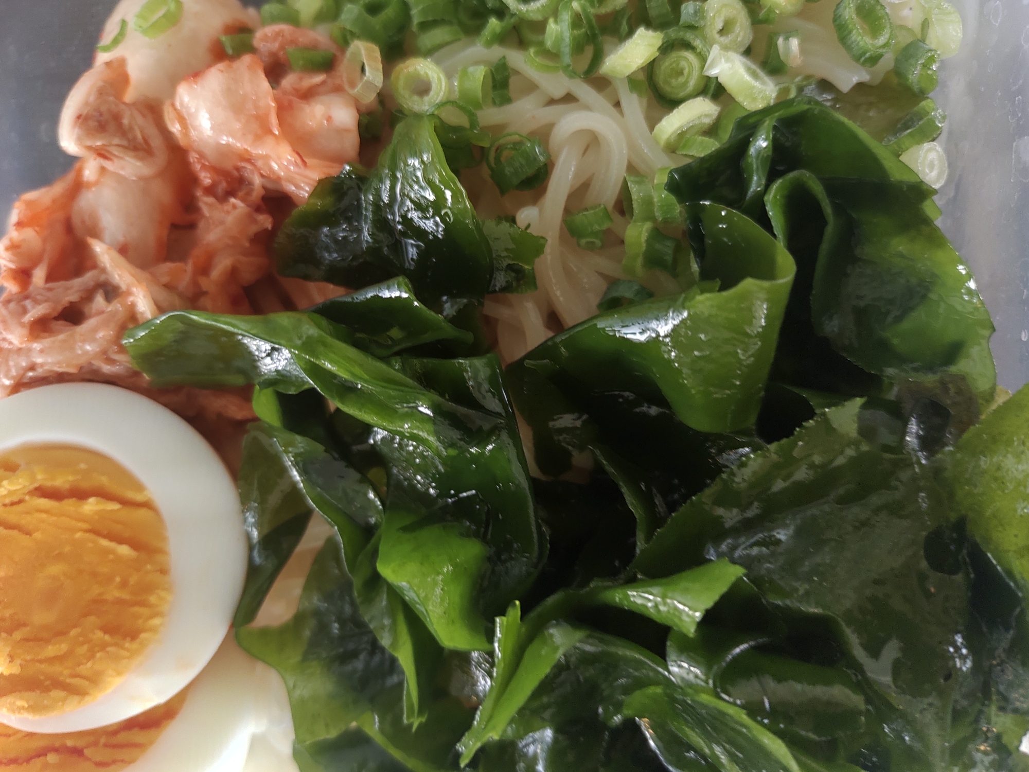 茹で卵とキムチとわかめとねぎの韓国冷麺