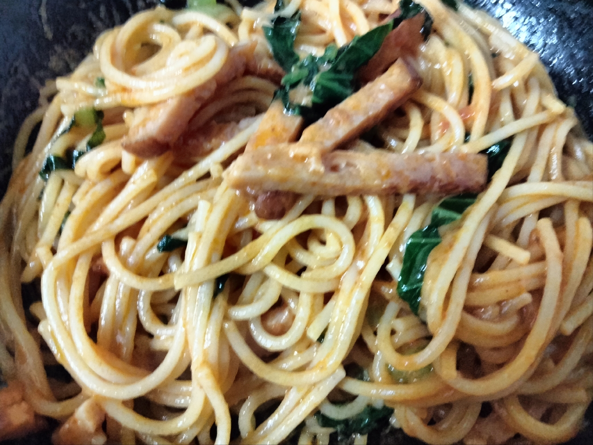 厚切りハムとチンゲン菜のトマトクリームパスタ 炒め