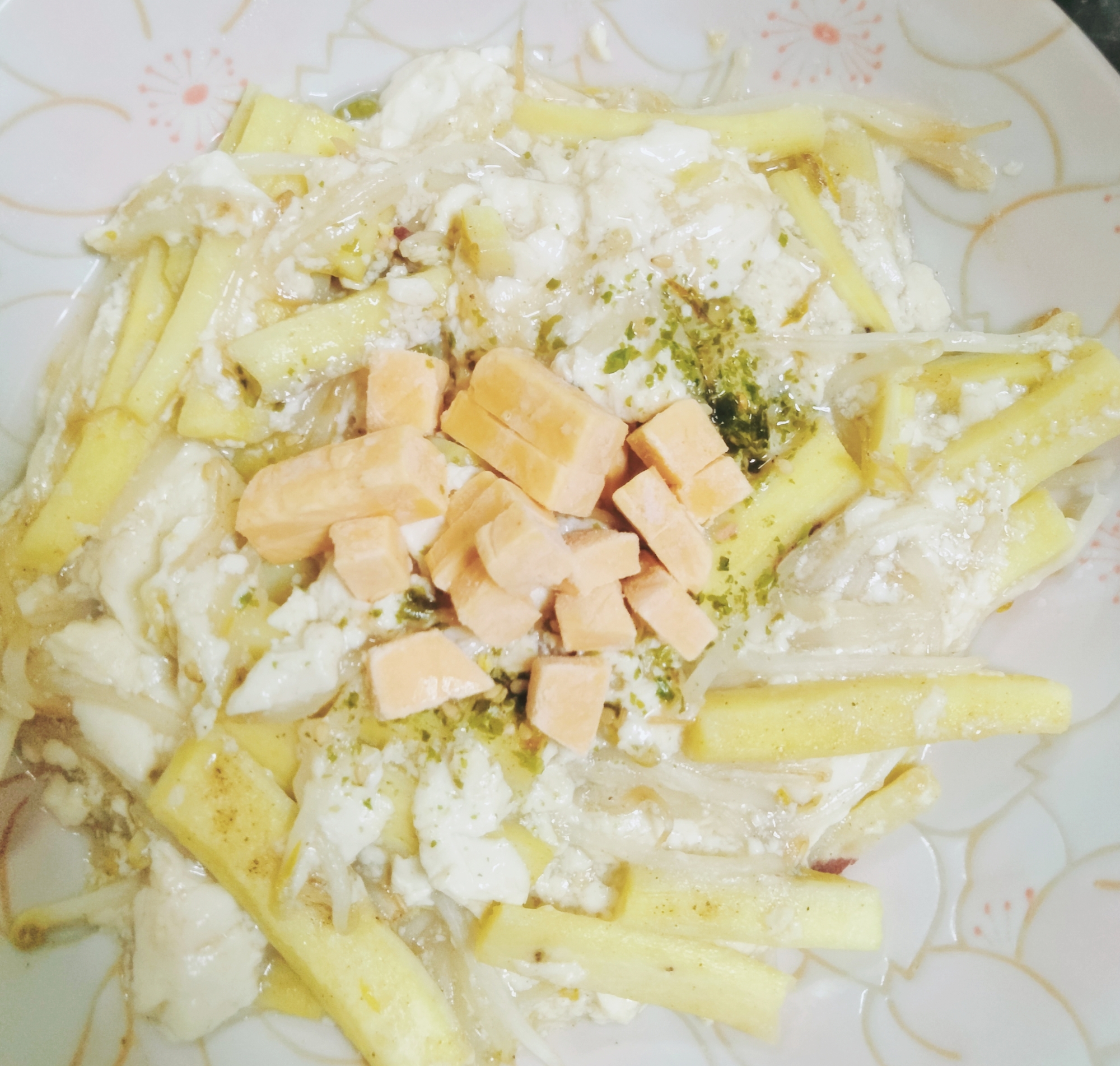 国産チーズでアクセント★モヤシと薩摩芋の崩し豆腐煮