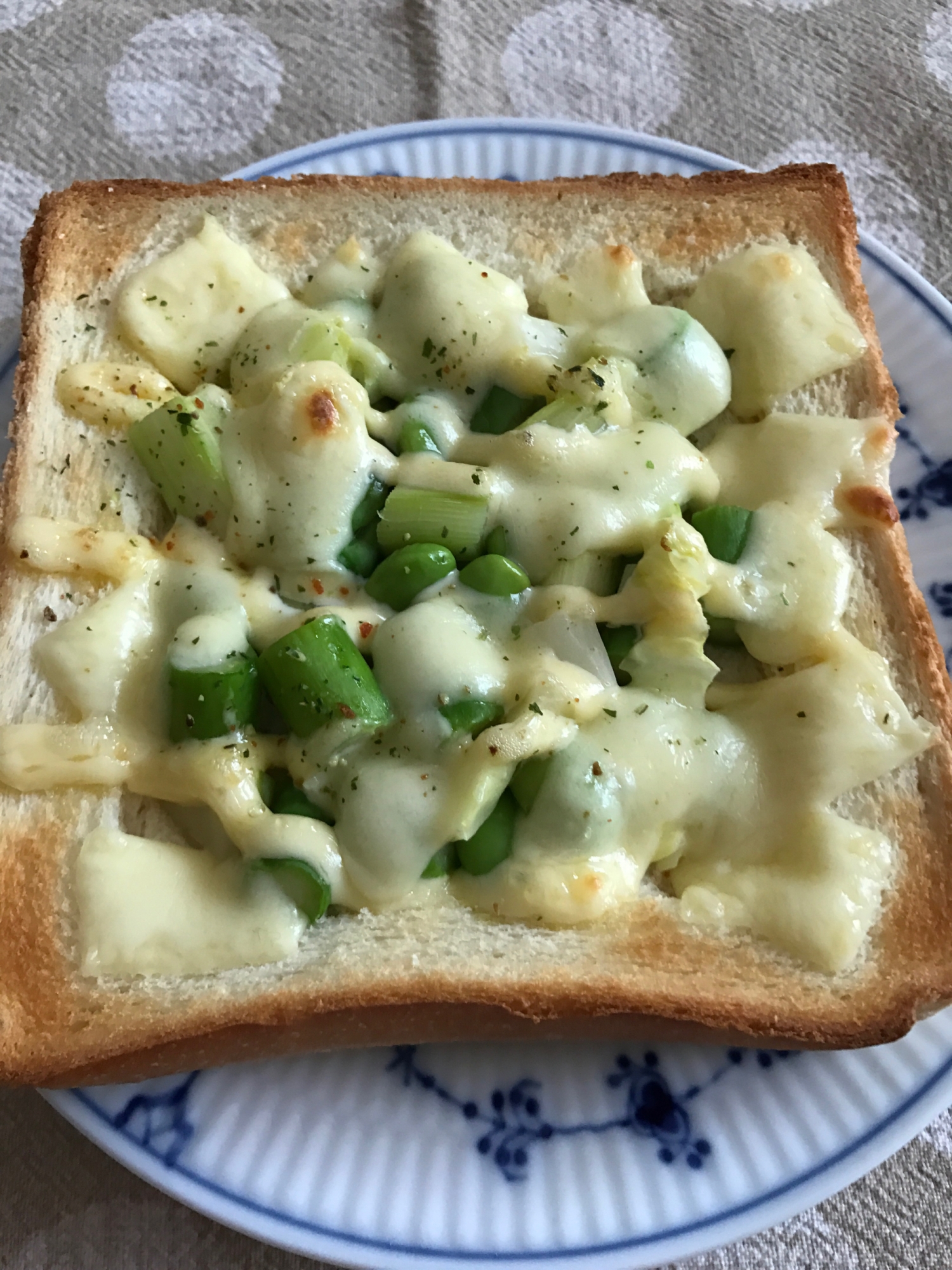 チョップド野菜のチーズトースト