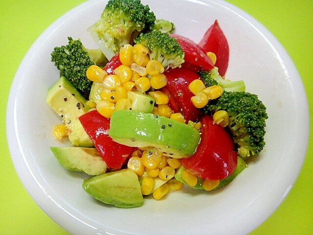 アボカドとトマトブロッコリーコーンのサラダ レシピ・作り方 by mint