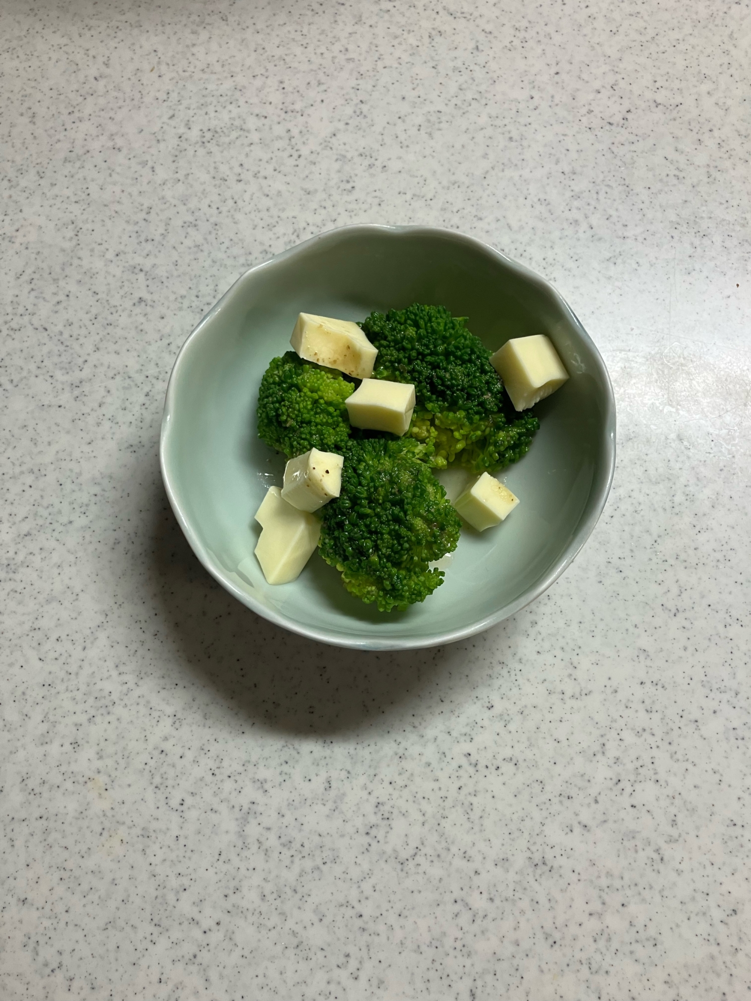 ブロッコリーとチーズのプチサラダ