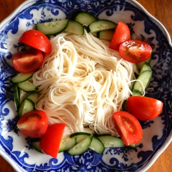 ❤・・❤です♪丁度、そうめんで何かと考えてたので↑レタスは胡瓜代用で、中型トマト多め（？）で♡めんつゆ買い替えたら正解だったらしく、簡単おいしいが出来ました～♪