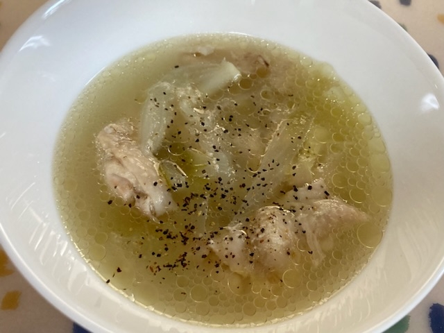 【炊飯器で】鶏手羽元と玉ねぎのスープ