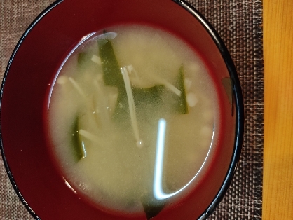えのきと玉ねぎとわかめの味噌汁