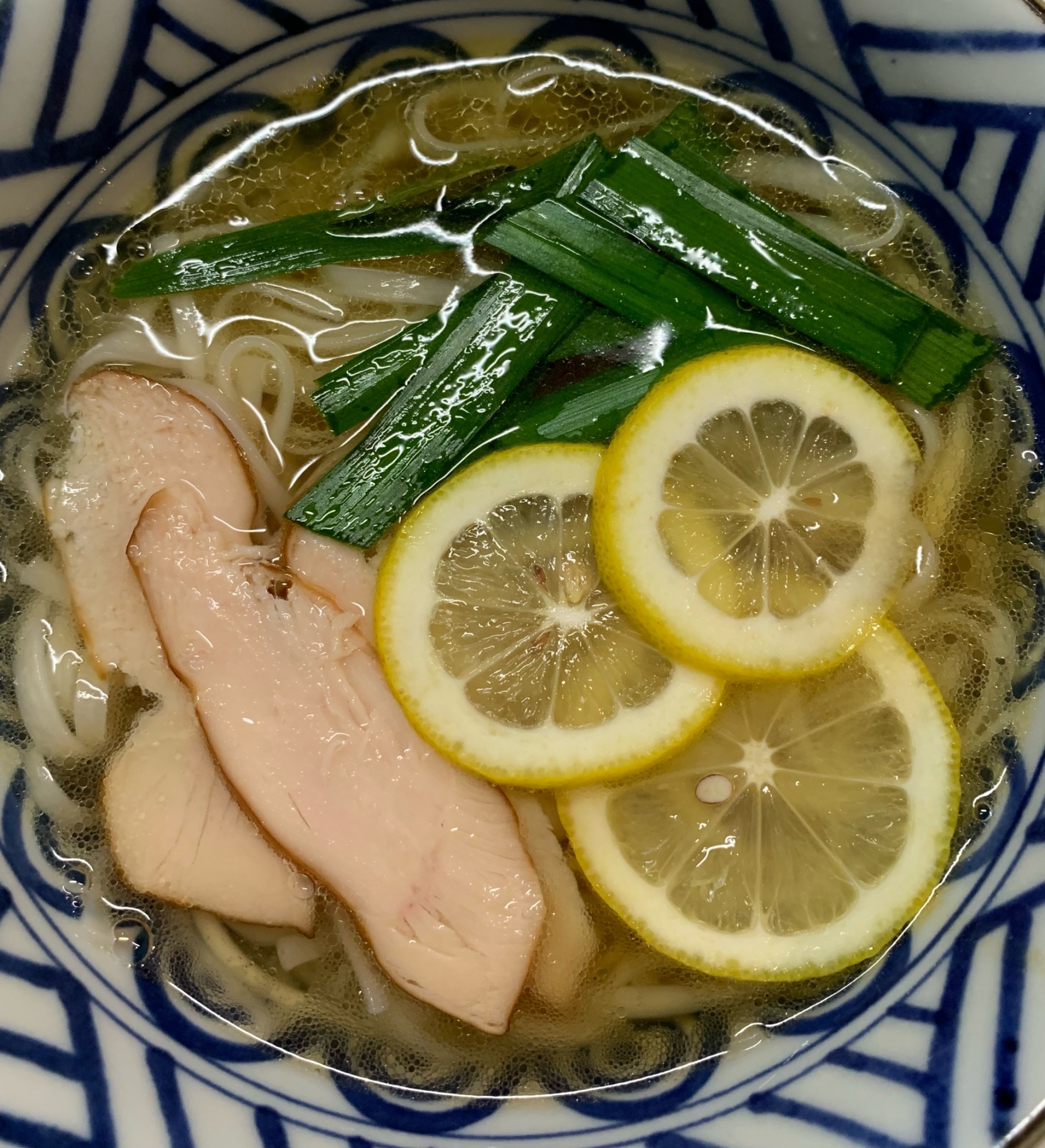 レモンとスモークチキンの稲庭うどん