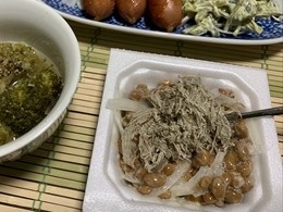 納豆嫌い家族のいないナイトはねばねば祭…と、最近とろろ昆布も嫌いという事が発覚！味覚が合わないという事は独り占めできるってこった♪ナイスねばねば、ドウモゴチ様！