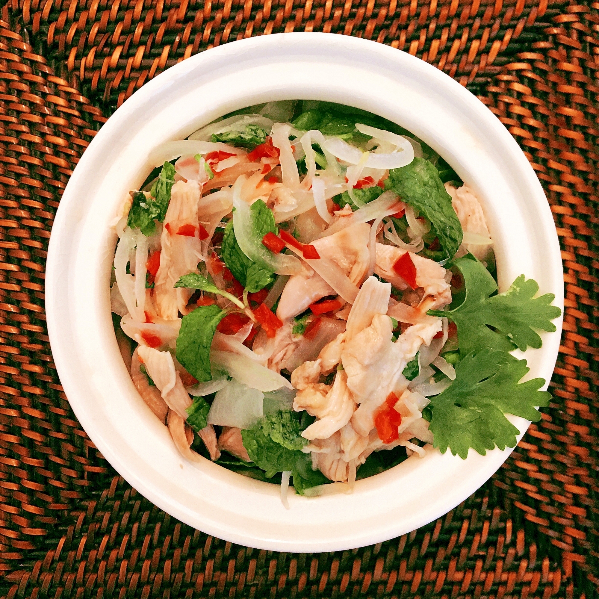 ベトナム 白菜、玉ねぎのチキンサラダ