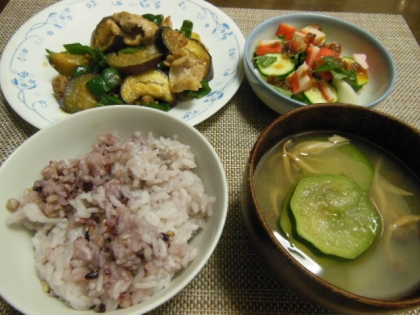 左上のが豚肉となすの味噌炒め☆です。
なるほどごはんがすすみすぎました。!(^^)!
また作りま～す！