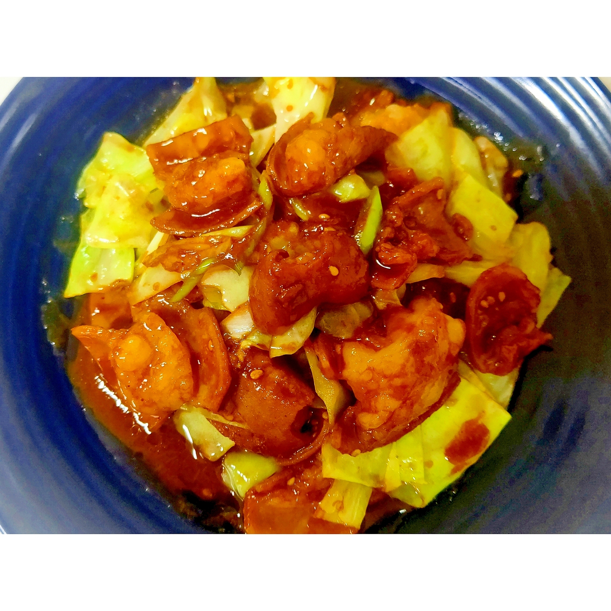 青い皿に盛り付けた牛ホルモンのみそ炒め