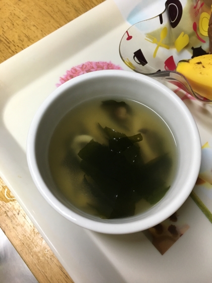 お湯をそそいで完成♪ダシダのスープ