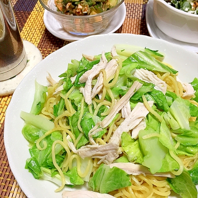 蒸し鶏と春キャベツで早作るヘルシーグリーン焼きそば