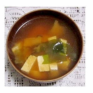 木綿豆腐とわかめの味噌汁（昆布だし・塩麹入り）