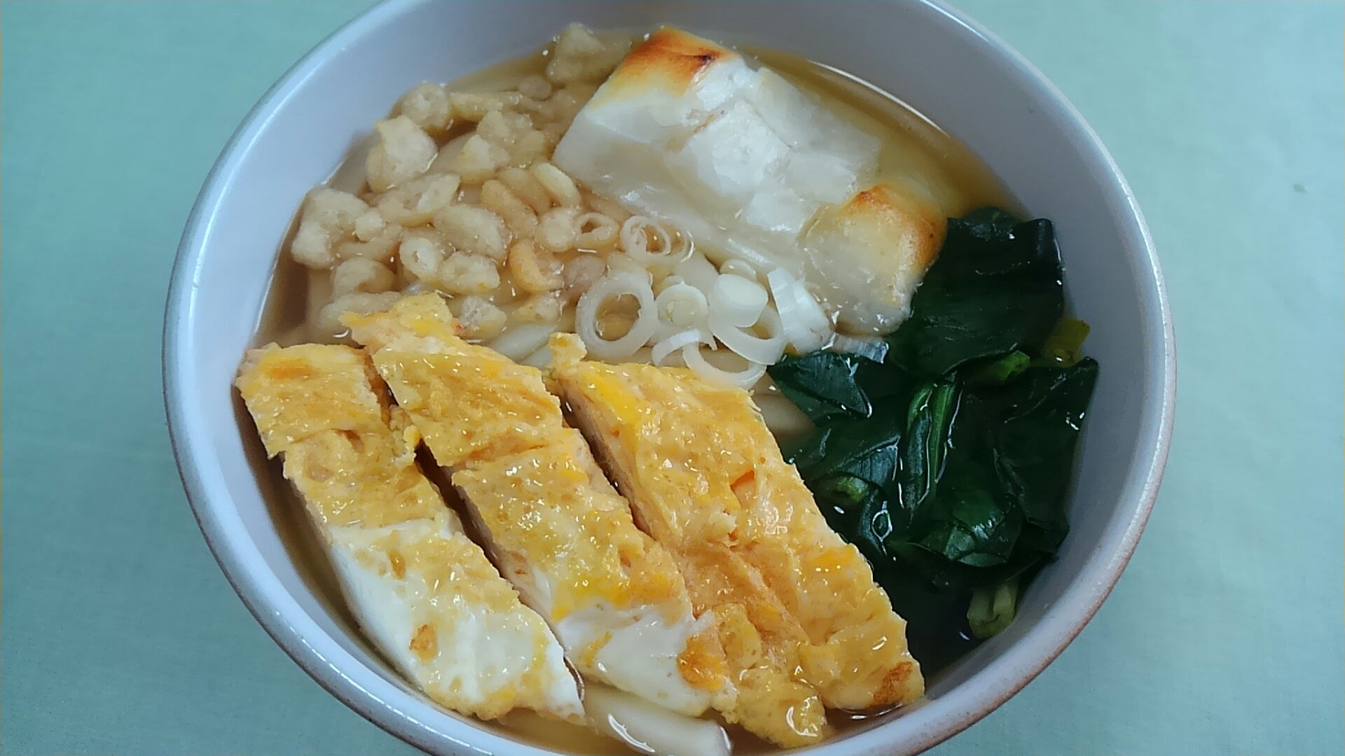 餅と卵焼きと揚げ玉とほうれん草入りうどん＊