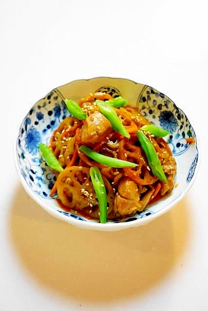 プラス鶏肉で食べ応え十分！レンコンと鶏肉のきんぴら