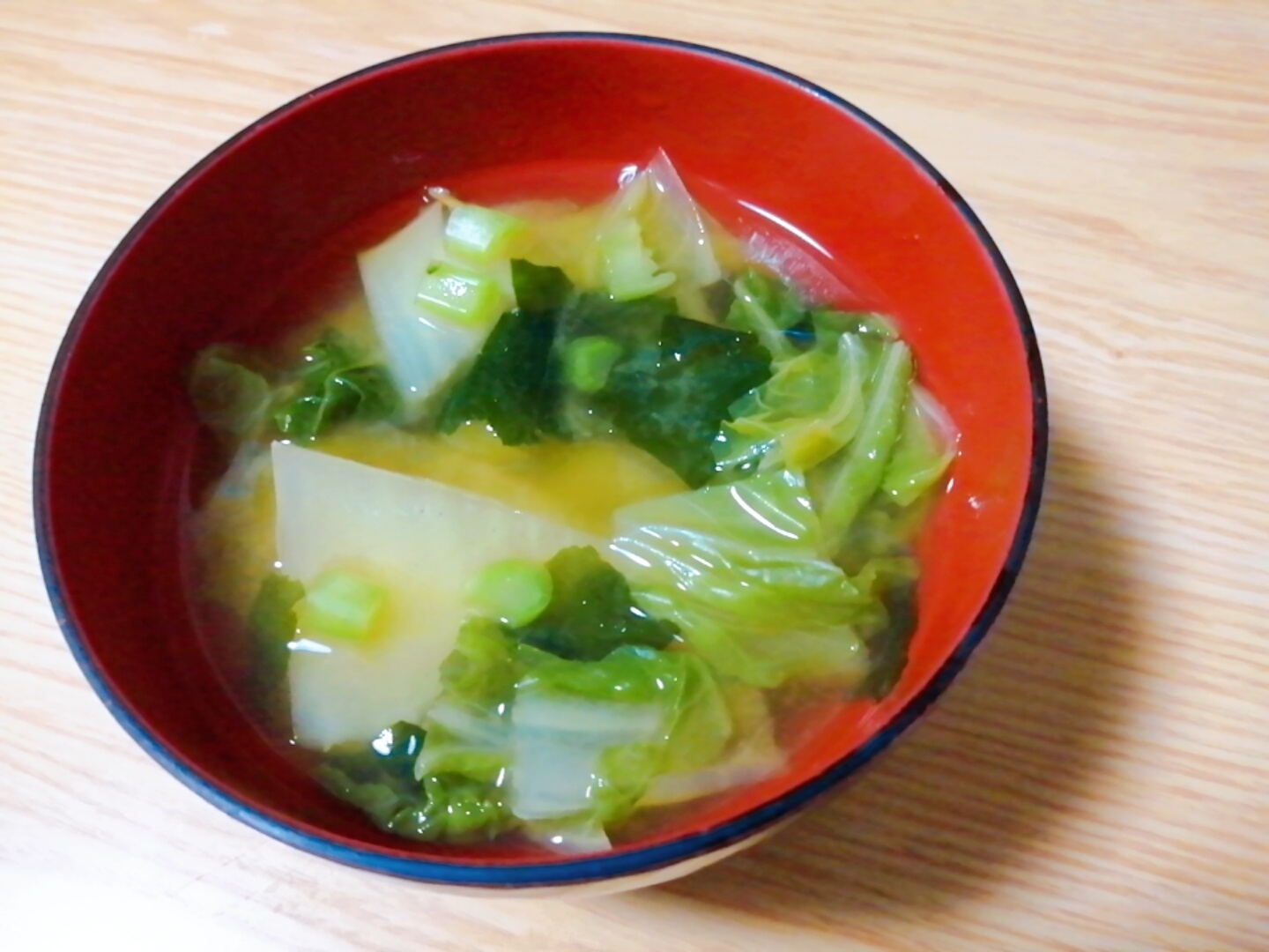 白菜とわかめと大根葉の味噌汁