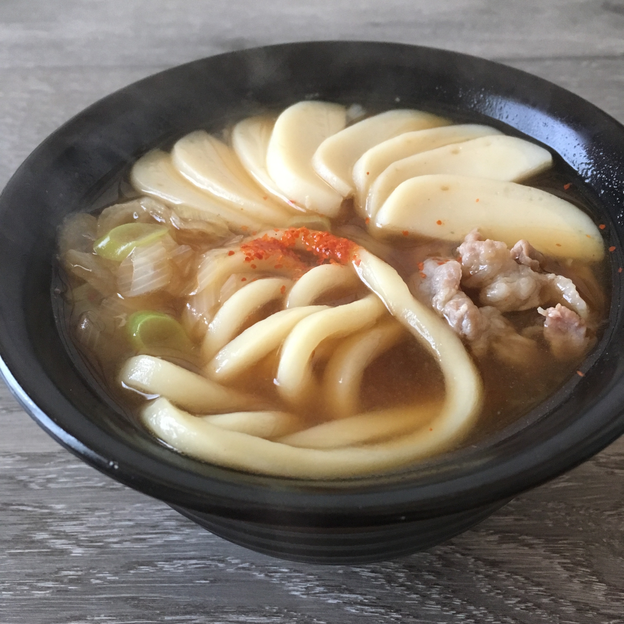 長ネギとかまぼこde肉うどん♪