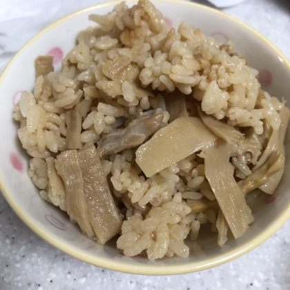 簡単でおいしかったです(^^)めんつゆでご飯の色は茶色ですが、味は薄味でした