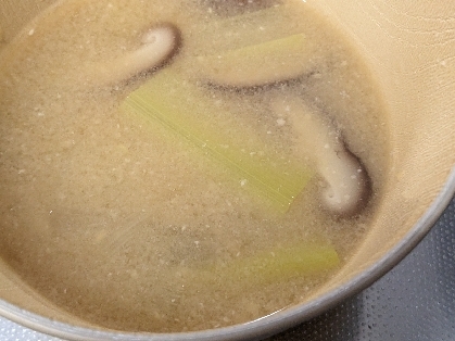 椎茸とネギの味噌汁。