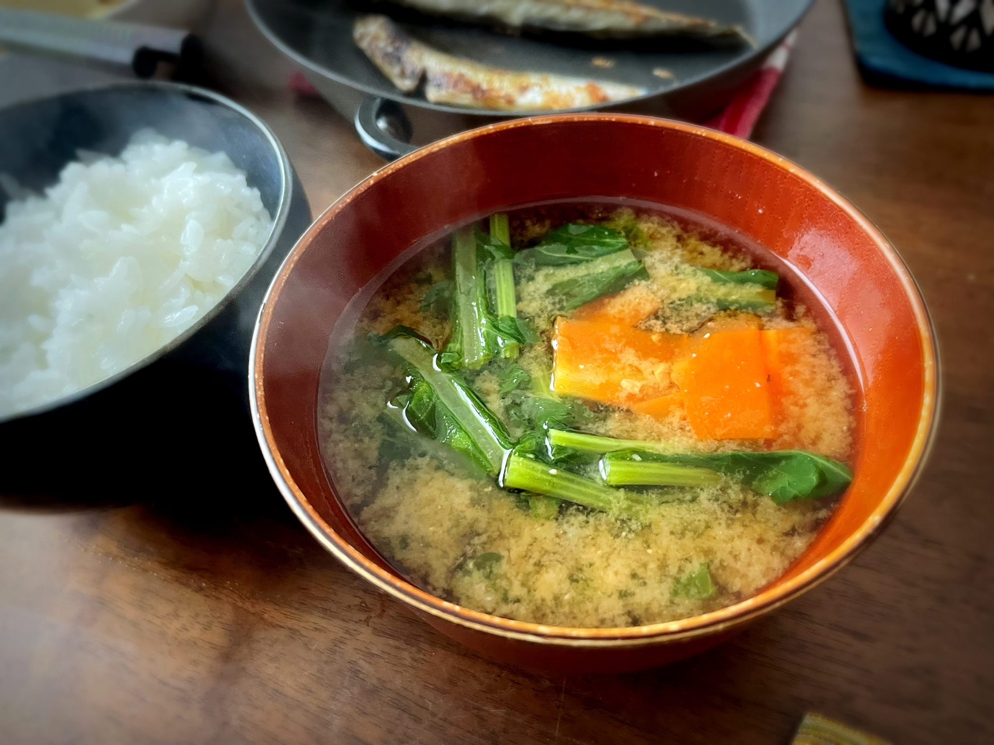 かぶの葉とにんじんの味噌汁