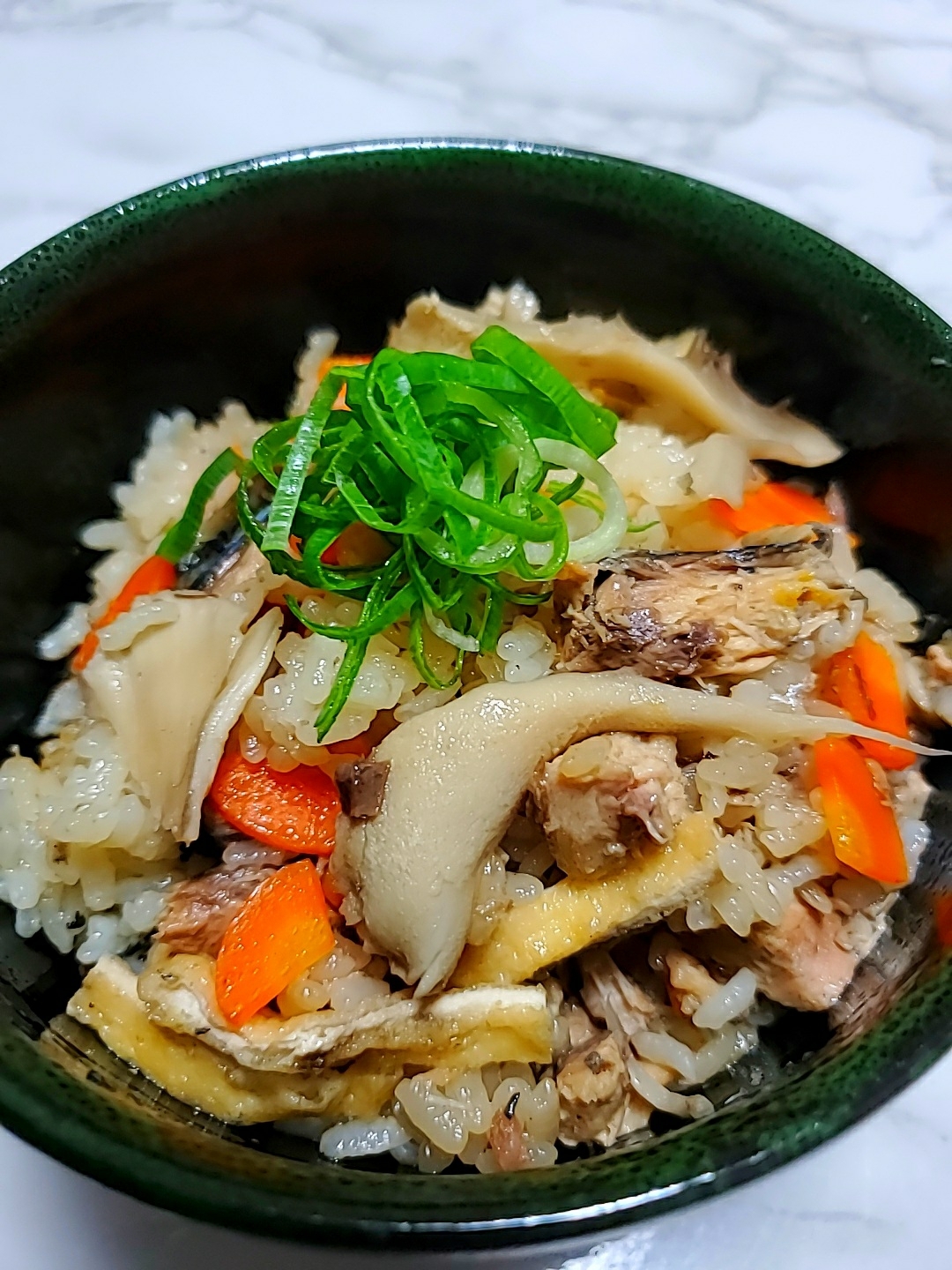 舞茸と油揚げの鯖缶炊き込みご飯