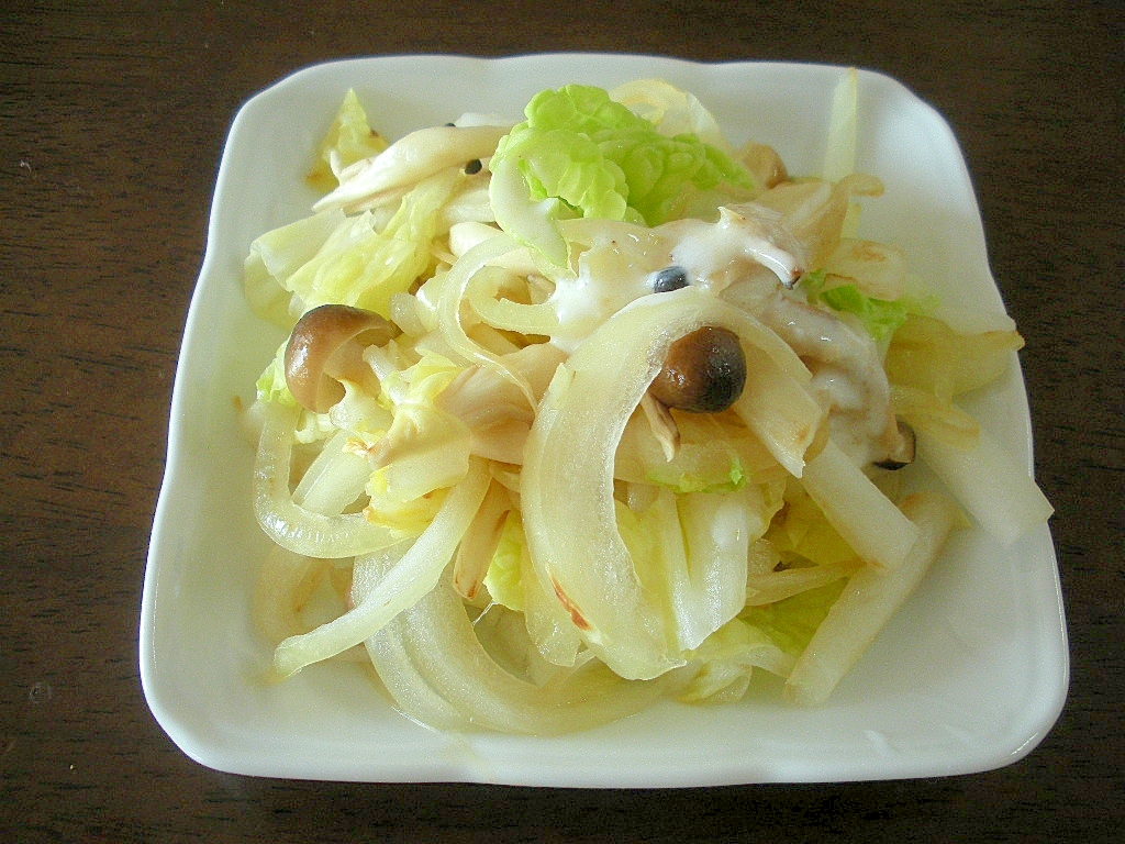 白菜としめじと玉ねぎのヨーグルトドレッシングサラダ