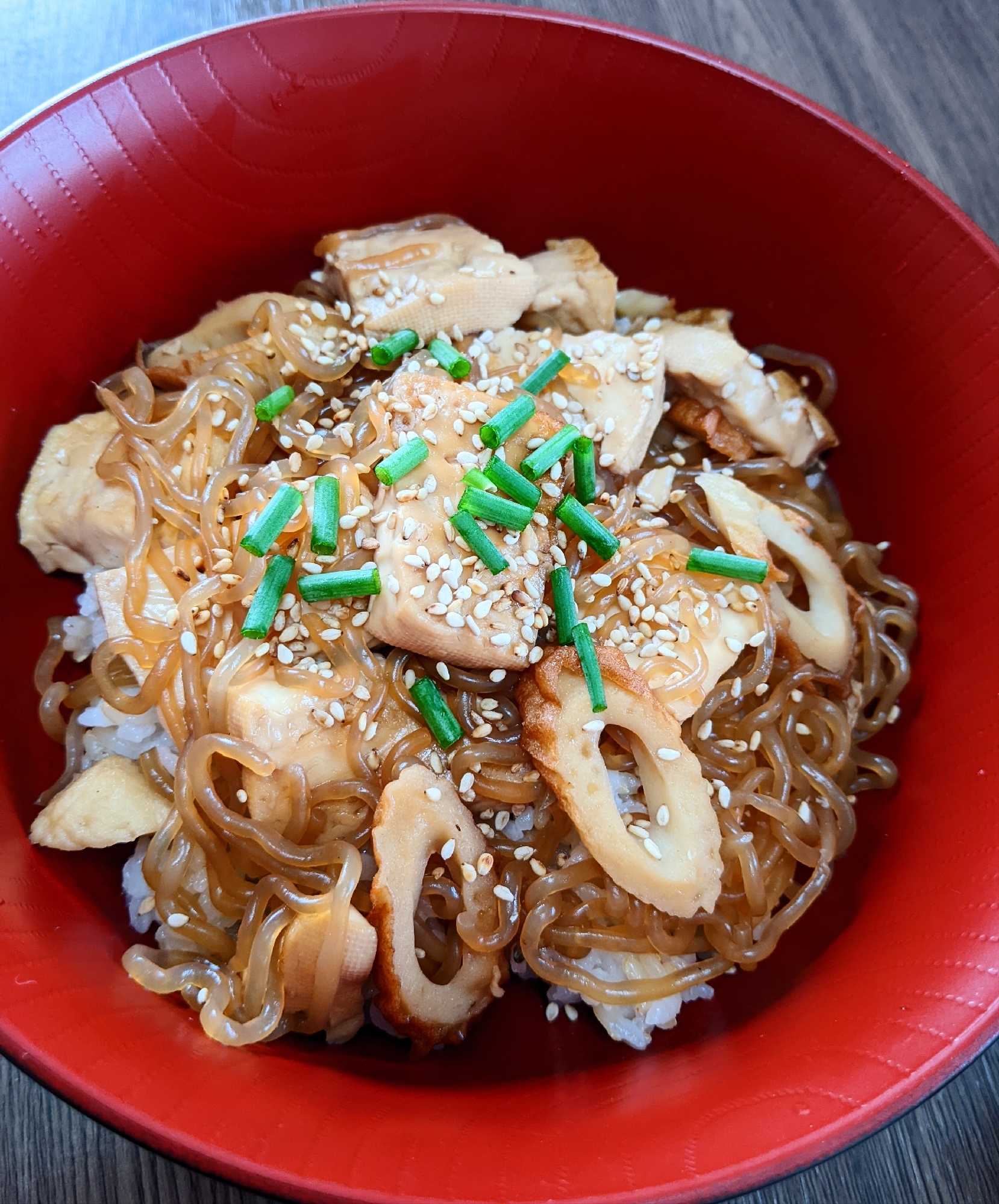 豆腐とちくわと白滝のすき煮風丼