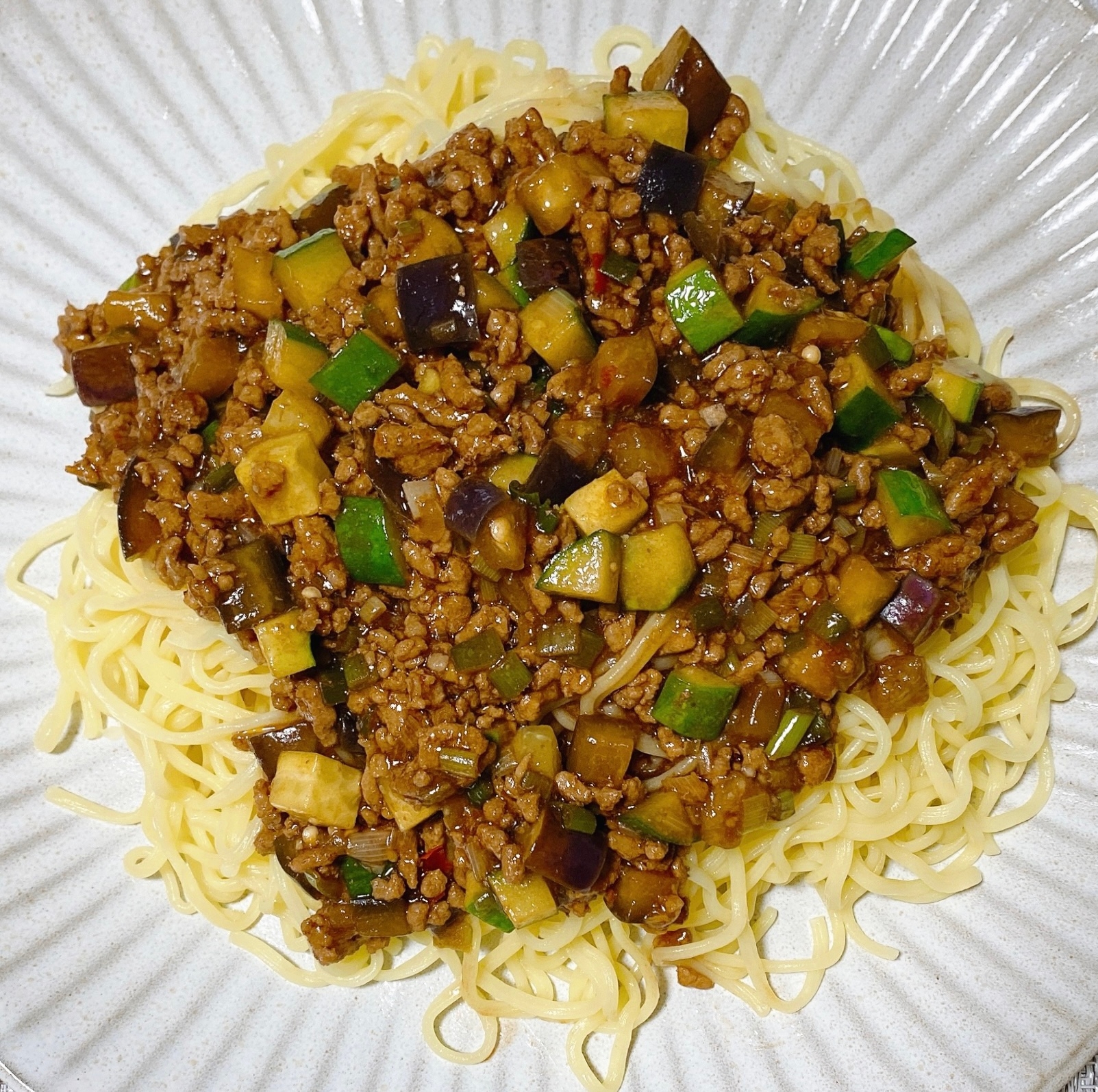 ご飯にかけてもおいしい！茄子の【ジャージャー麺】