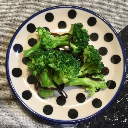 こんばんは☆レンジで簡単に1品できました٩(๑❛ᴗ❛๑)۶塩昆布と酢の味付けが、さっぱりして美味しかったです！お弁当にもぴったりですね♪