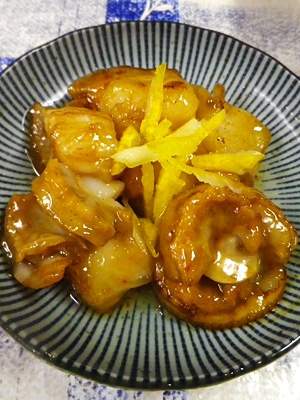 縞模様の皿に盛られたホタテのウイスキーバターしょうゆ焼き