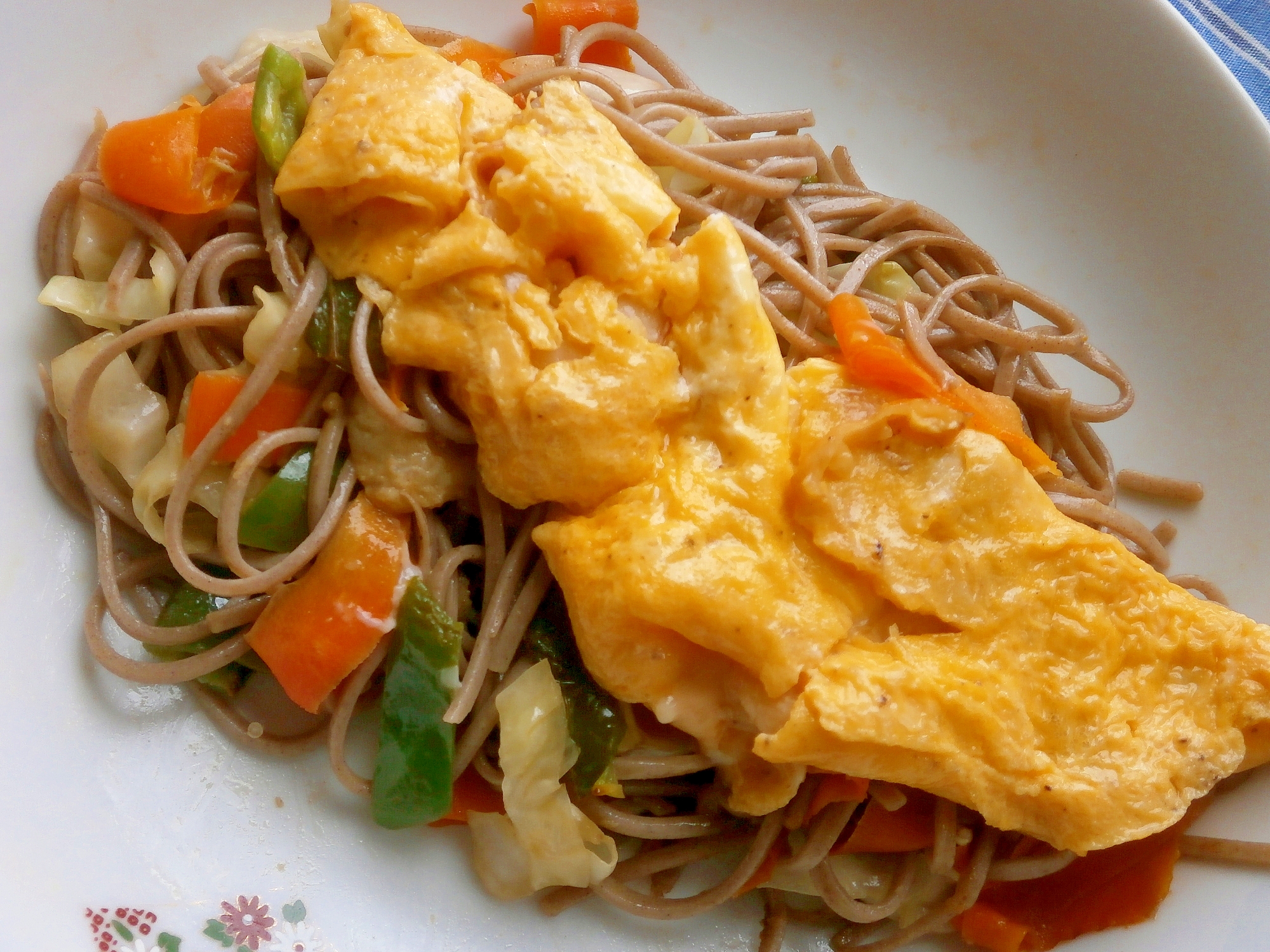 焼き蕎麦オムレツのせ