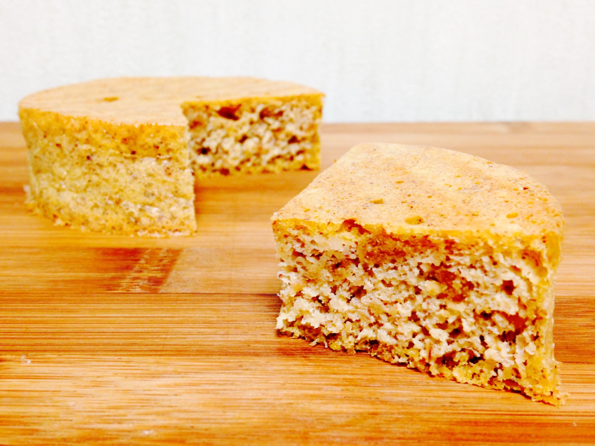 木製の机にのったピーナッツケーキ